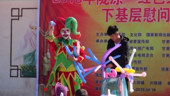 甘肅省雜技團(tuán)赴張家川縣胡川鎮(zhèn)、川王鎮(zhèn)、大陽鎮(zhèn)、劉保鎮(zhèn)、秦安鄉(xiāng)、木河鄉(xiāng)等村鎮(zhèn)開展2018年“我們的中國(guó)夢(mèng)”——文化進(jìn)萬家暨隴原“紅色文藝輕騎兵”文化惠民演出活動(dòng)