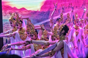 教育部、文化和旅游部、財(cái)政部2019年高雅藝術(shù)進(jìn)校園——中國經(jīng)典舞劇《絲路花雨》在濟(jì)南歷城二中華彩綻放