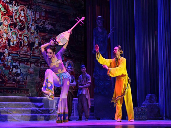 教育部、文化和旅游部、財(cái)政部2019年高雅藝術(shù)進(jìn)校園——舞劇《絲路花雨》與長(zhǎng)春高校師生如約而至