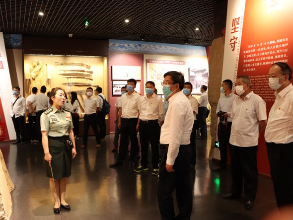 “ 傳承紅色基因，學(xué)習(xí)時代楷模，講好中國故事”——甘肅演藝集團機關(guān)黨支部聯(lián)合演出公司、舞美中心黨支部赴古浪開展主題黨日活動