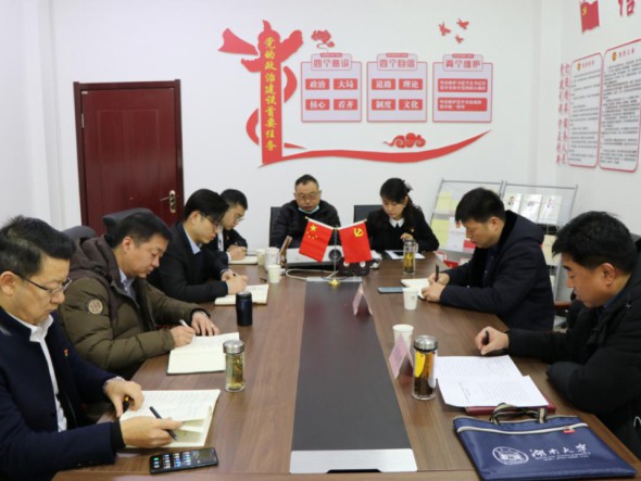 甘肅演藝集團黨委委員、副總經(jīng)理張國偉為演出公司、舞美中心黨員干部職工 作黨的十九屆五中全會精神宣講