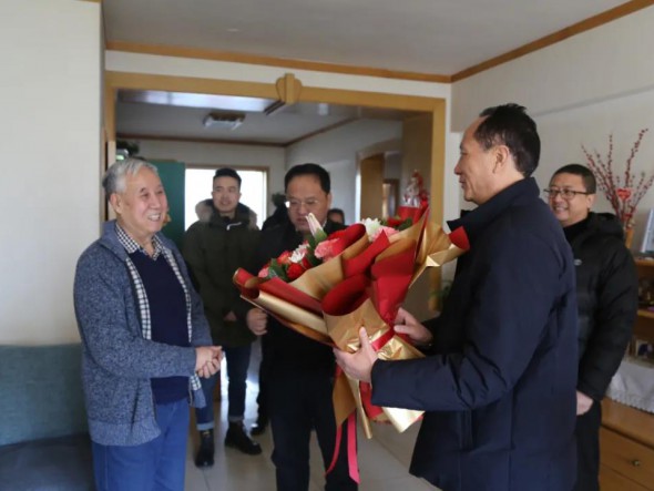 致一聲問(wèn)候 · 送一片祝?！拭C演藝集團(tuán)歌舞劇院開(kāi)展新春走訪慰問(wèn)活動(dòng)