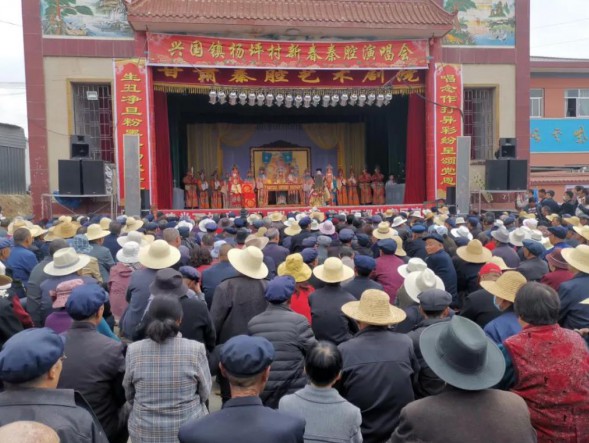 甘肅演藝集團秦腔藝術劇院赴天水市秦安縣劉坪鎮(zhèn)崔河村開展慶百年華誕·譜隴原新篇“我們的中國夢” —文化進萬家”惠民演出