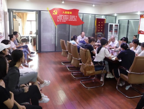 甘肅演藝集團(tuán)黨委委員、副總經(jīng)理王衛(wèi)平為秦腔藝術(shù)劇院講授專題黨課