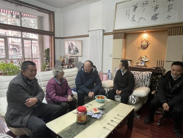 甘肅演藝集團(tuán)領(lǐng)導(dǎo)走訪慰問退休老干部、老黨員和困難職工