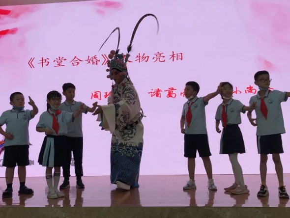 甘肅演藝集團(tuán)話(huà)劇院聯(lián)合甘肅演藝集團(tuán)秦腔藝術(shù)劇院在一只船小學(xué)開(kāi)展戲曲進(jìn)校園活動(dòng)